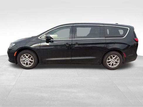 Used 2025 Chrysler Pacifica Select image 2