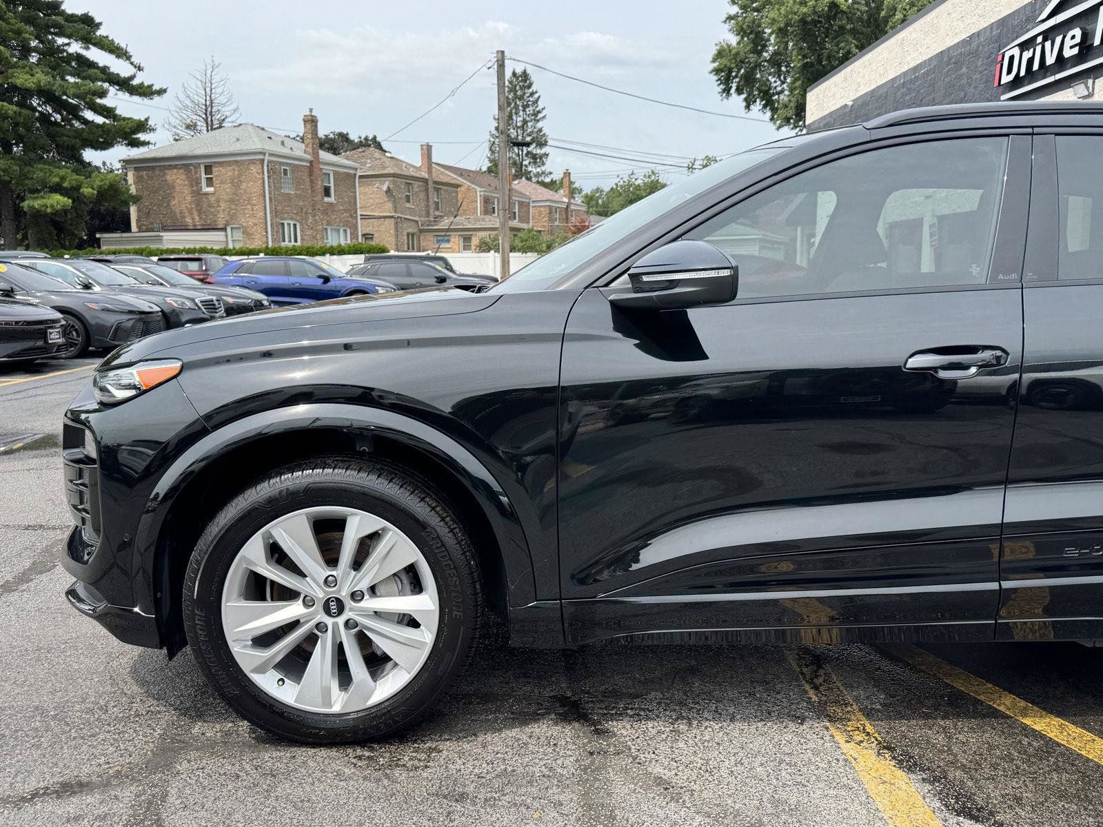 Used 2025 Audi Q6 e-tron Premium w/ Convenience Package RWD image 2