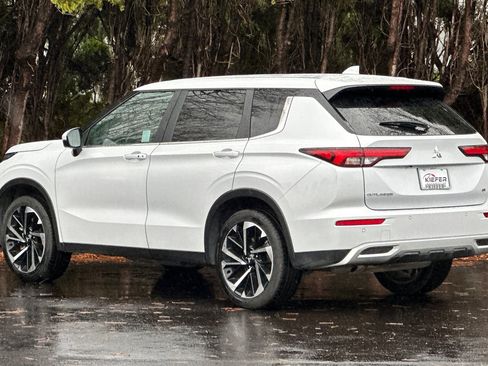 Used 2024 Mitsubishi Outlander SE image 6