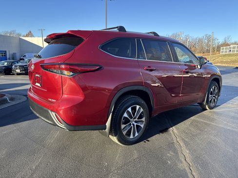 Used 2022 Toyota Highlander XLE image 4