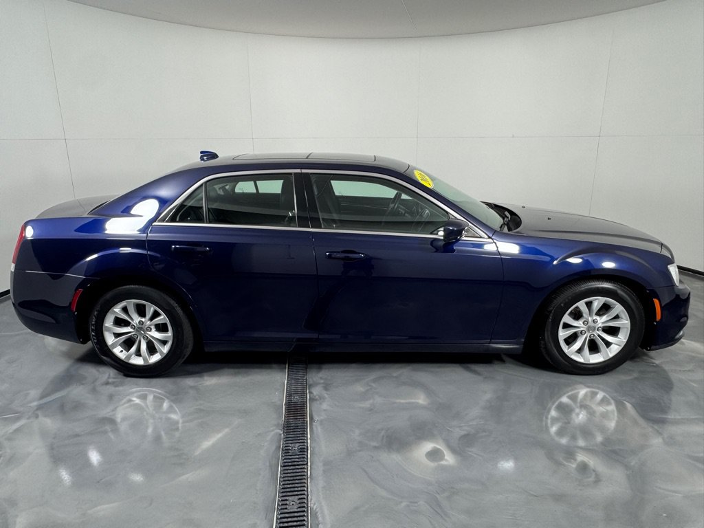 Used 2016 Chrysler 300 Limited RWD image 4