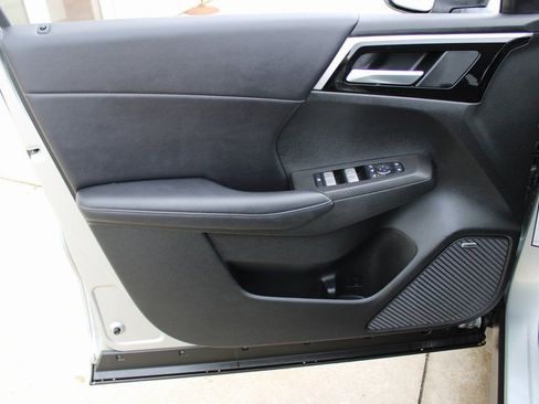 Used 2025 Mitsubishi Outlander SE image 9