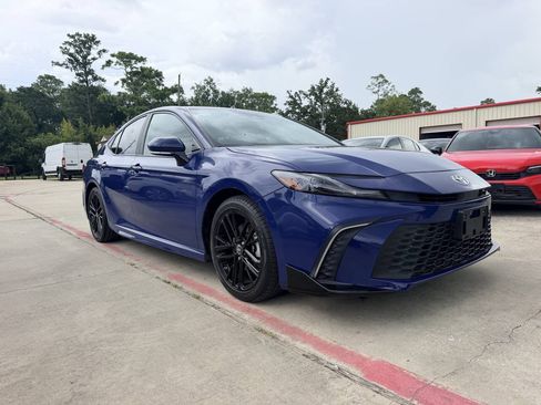 Used 2025 Toyota Camry SE FWD image 3