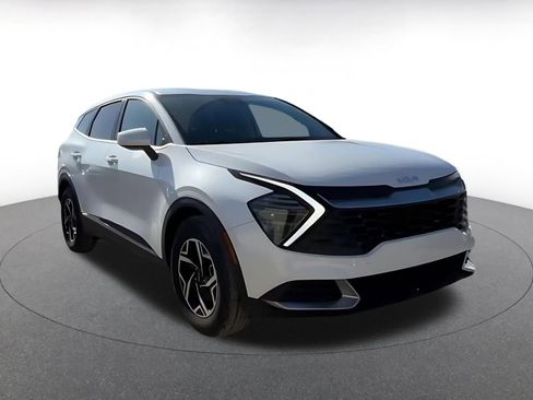 Used 2025 Kia Sportage LX image 3