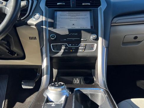 Used 2019 Ford Fusion SE image 10
