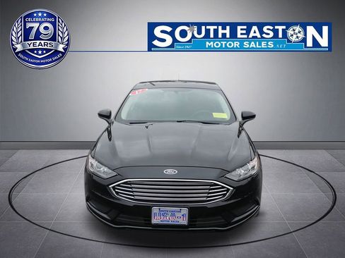Used 2017 Ford Fusion SE w/ Fusion SE Technology Package image 3