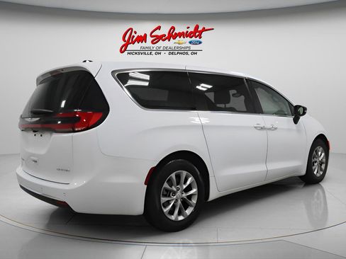 Used 2026 Chrysler Pacifica Limited FWD image 6