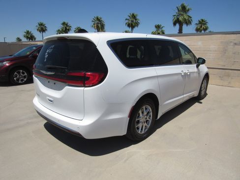 Used 2023 Chrysler Pacifica Touring-L FWD image 3