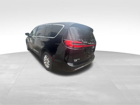 Used 2025 Chrysler Pacifica Select FWD image 4