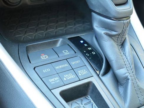 Used 2023 Toyota RAV4 LE AWD/4WD image 16
