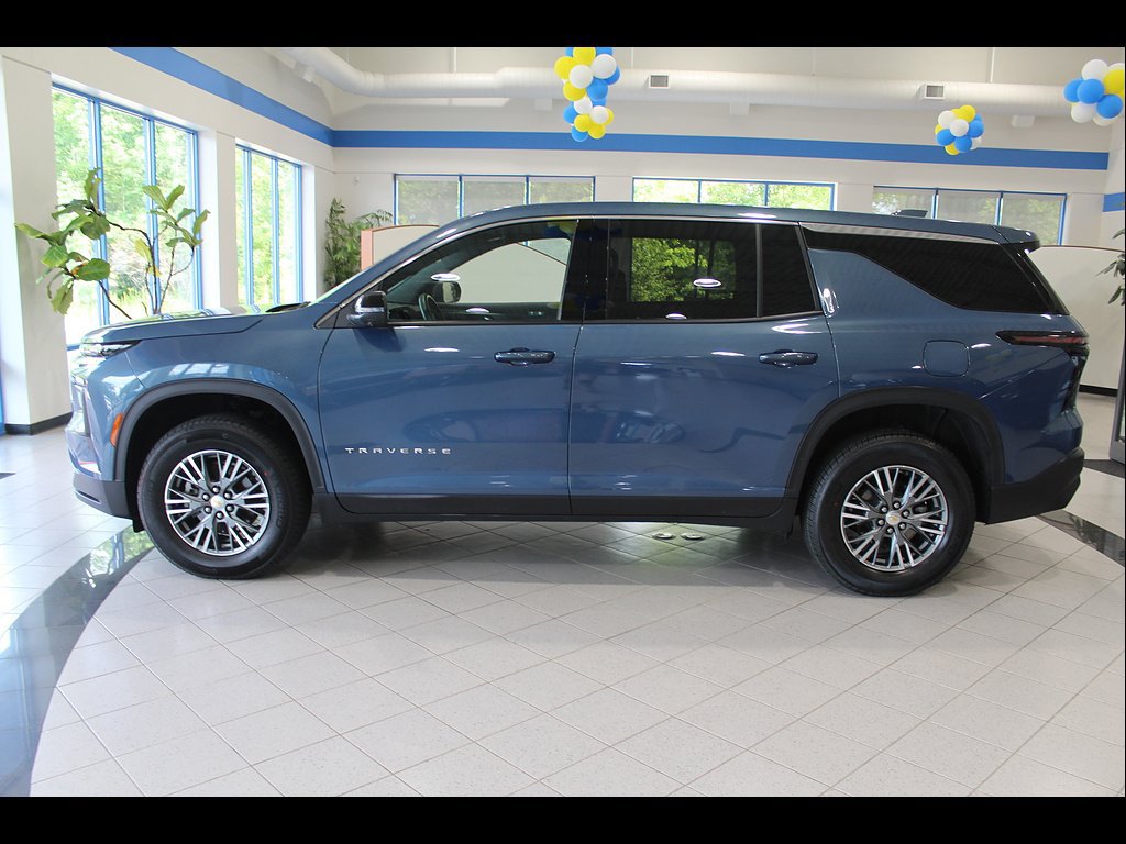 Used 2024 Chevrolet Traverse LS FWD image 8