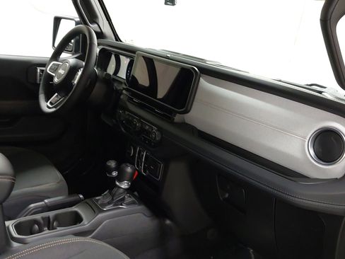 Used 2025 Jeep Wrangler Unlimited Sahara w/ Safety Group AWD/4WD image 28