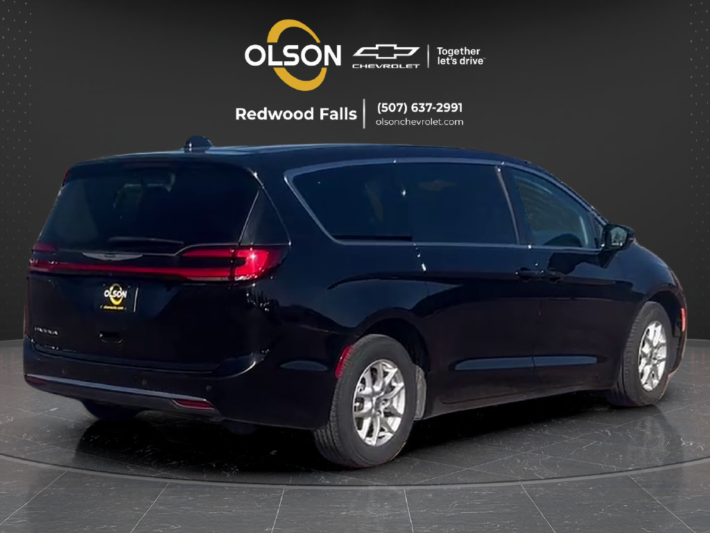 Used 2024 Chrysler Pacifica Touring-L FWD image 5