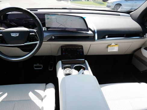 Used 2026 Cadillac Vistiq Luxury w/ LPO, Floor Liner Package AWD/4WD image 9