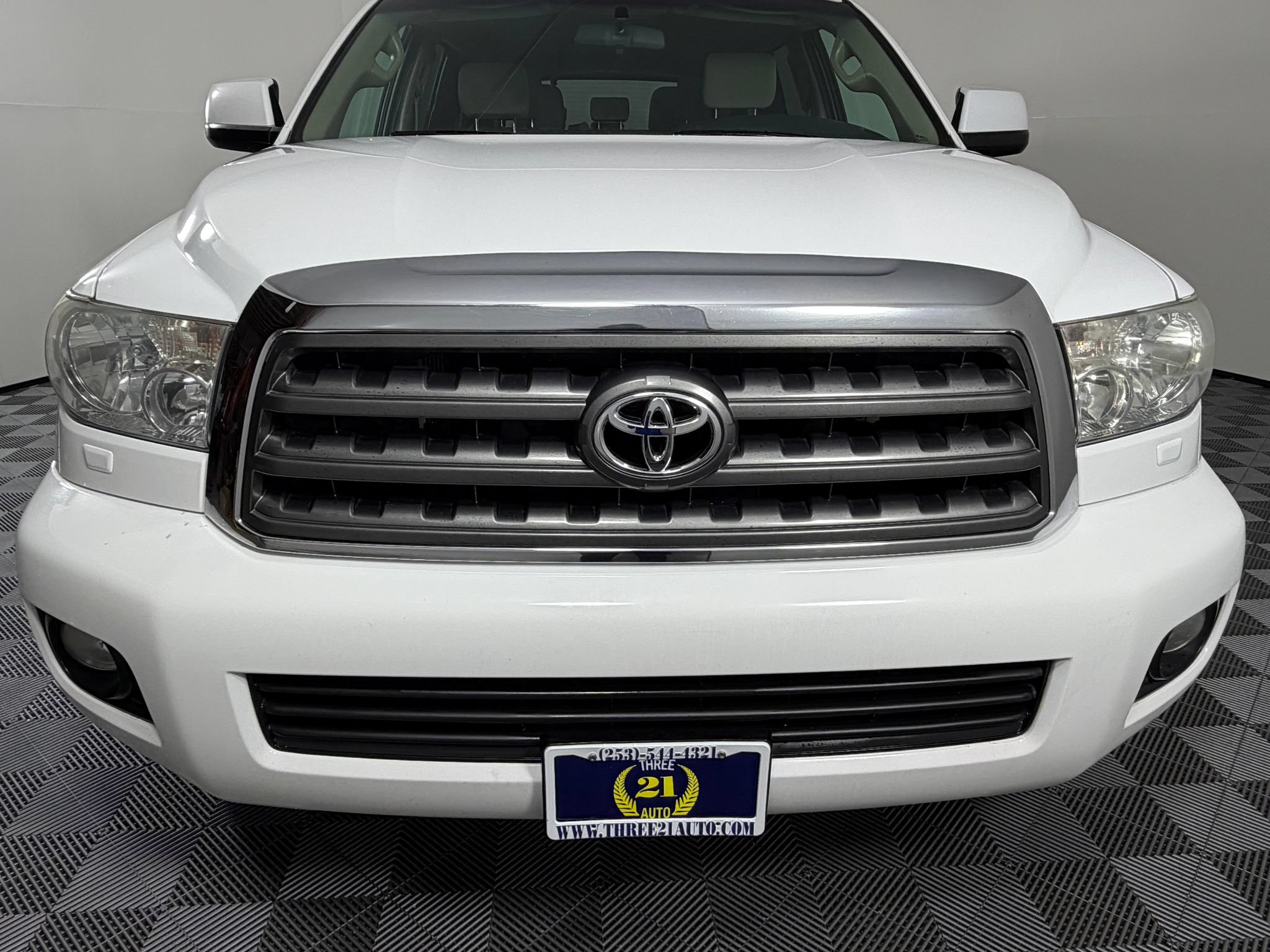 Used 2016 Toyota Sequoia SR5 AWD/4WD image 3