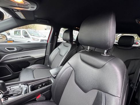 Used 2024 Jeep Compass Latitude AWD/4WD image 20