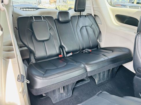 Used 2023 Chrysler Pacifica Touring-L image 31