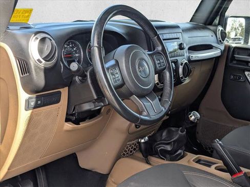 Used 2017 Jeep Wrangler Unlimited Rubicon w/ Connectivity Group AWD/4WD image 10