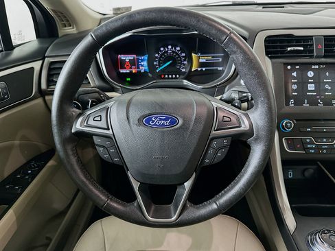 Used 2018 Ford Fusion SE w/ Fusion SE Technology Package FWD image 17