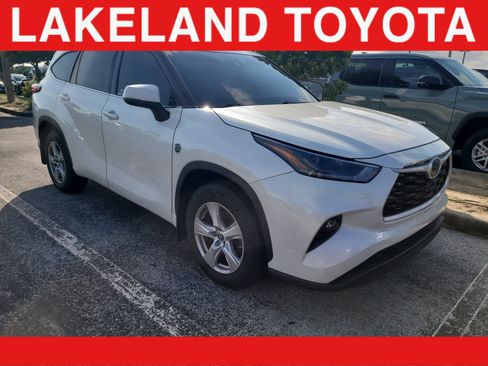 Used 2021 Toyota Highlander L FWD image 1