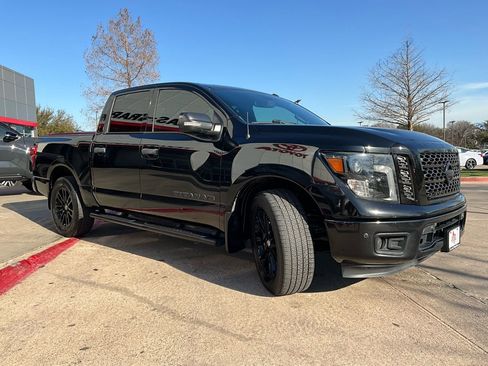 Used 2019 Nissan Titan SV w/ SV Convenience Package image 5