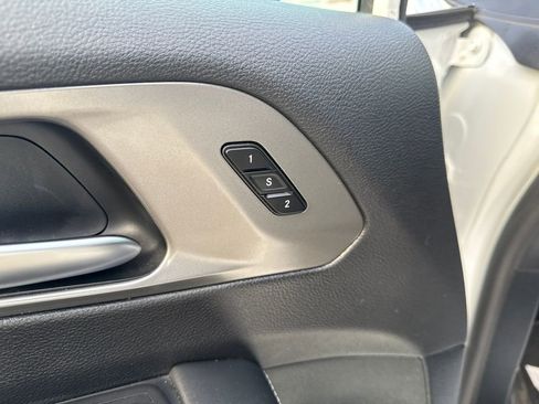 Used 2025 Chrysler Pacifica Select image 12