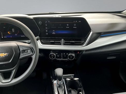 Used 2025 Chevrolet Trax LT FWD image 10