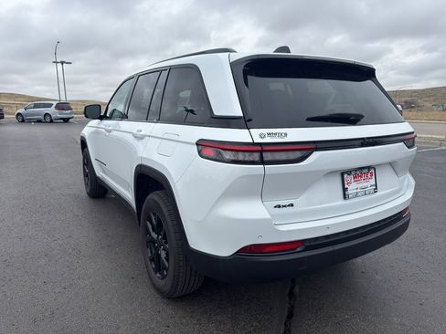 Used 2025 Jeep Grand Cherokee Altitude image 7