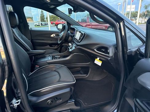 New 2026 Chrysler Pacifica Limited w/ S Appearance Package image 15