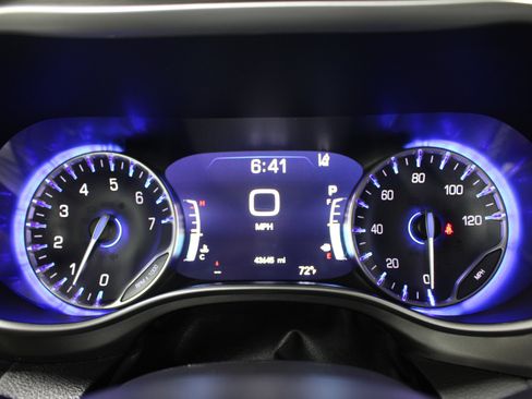 Used 2024 Chrysler Pacifica Touring-L FWD image 14