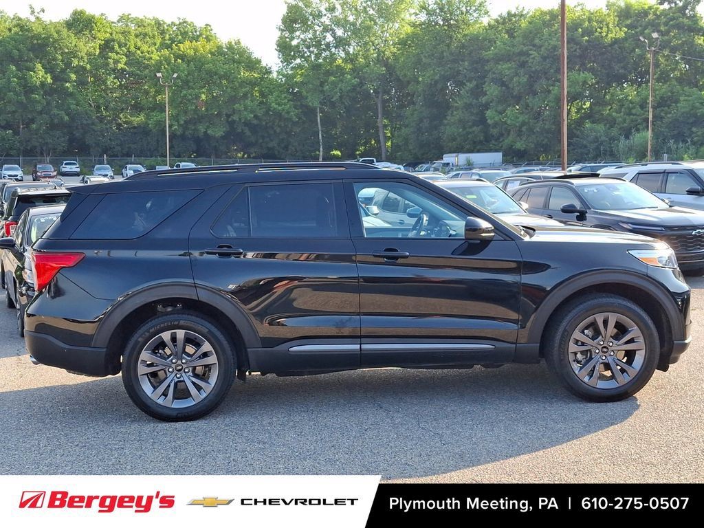 Used 2023 Ford Explorer XLT w/ Equipment Group 202A AWD/4WD image 9