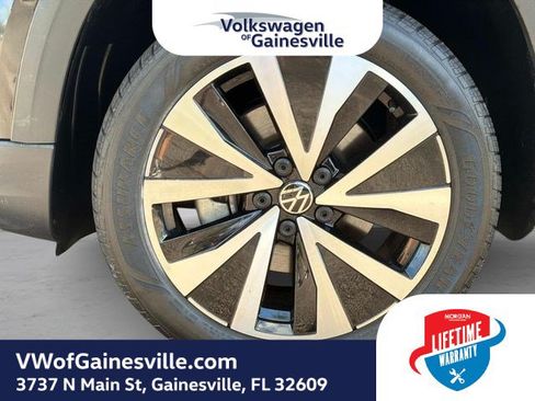Used 2024 Volkswagen Taos SE FWD image 11