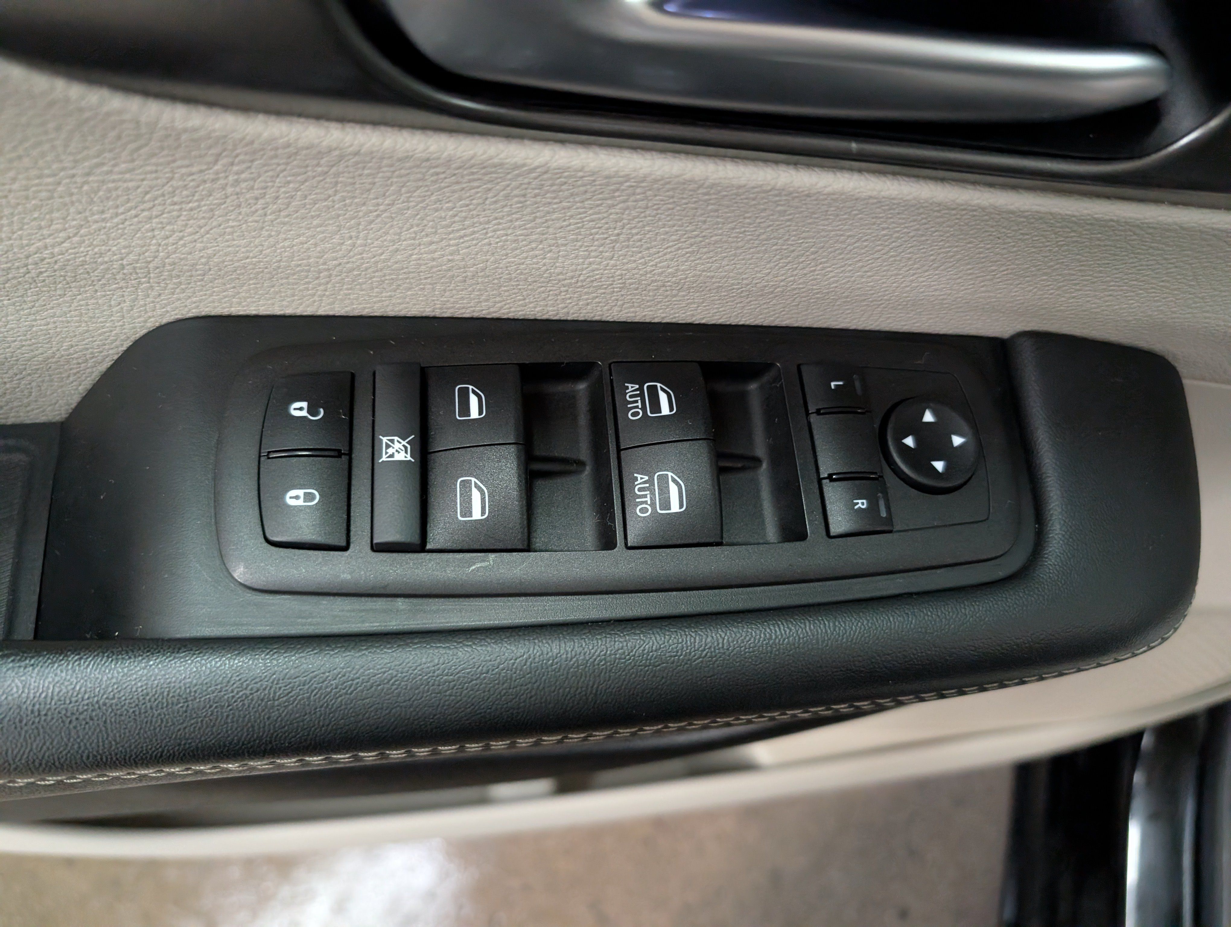 Used 2024 Chrysler Pacifica Touring-L FWD image 14
