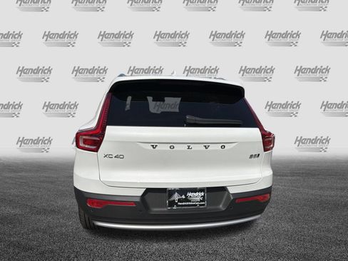 Certified 2025 Volvo XC40 B5 Core image 9