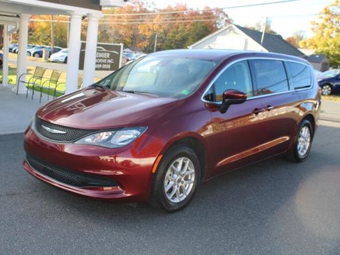 Used 2023 Chrysler Voyager LX image 4