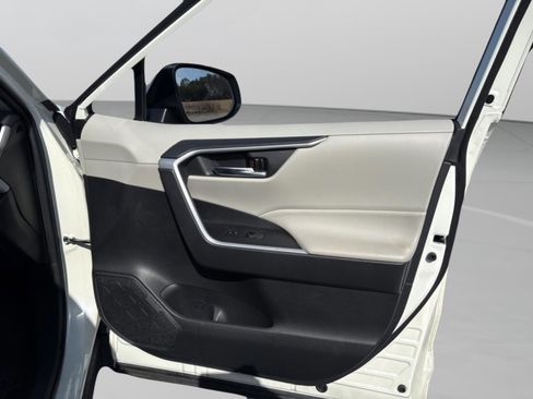 Used 2022 Toyota RAV4 XLE Premium image 39
