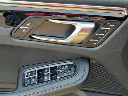 Certified 2024 Porsche Macan S AWD/4WD image 7