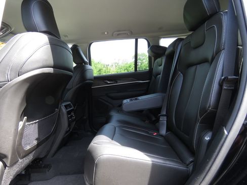 Used 2023 Jeep Grand Cherokee Limited AWD/4WD image 20