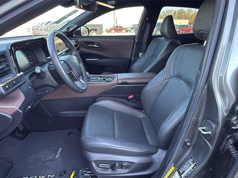 Used 2023 Toyota Crown Limited image 11