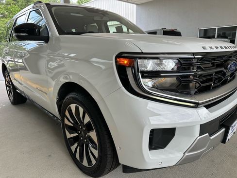 Certified 2025 Ford Expedition Platinum w/ Driver's Package AWD/4WD image 10