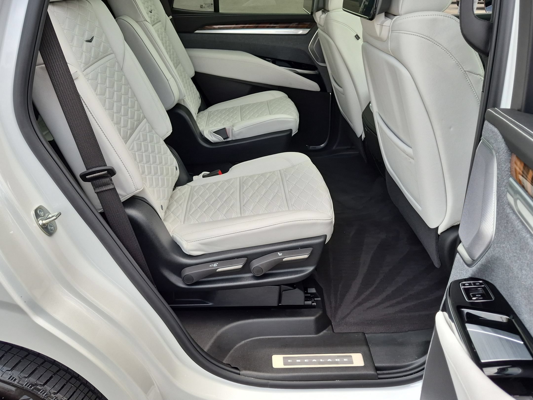 Certified 2025 Cadillac Escalade Sport Platinum w/ LPO, Floor Liner Package AWD/4WD image 27