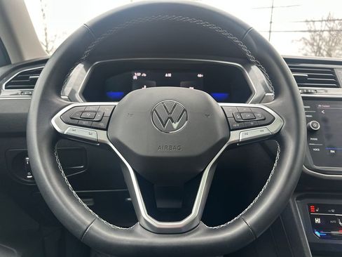 Used 2023 Volkswagen Tiguan SE w/ Panoramic Sunroof Package image 7