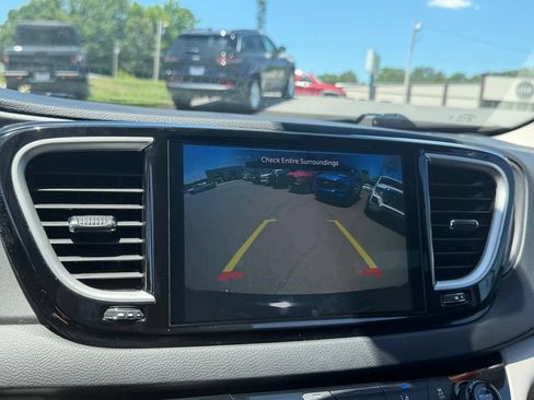 Used 2024 Chrysler Pacifica Touring-L FWD image 23