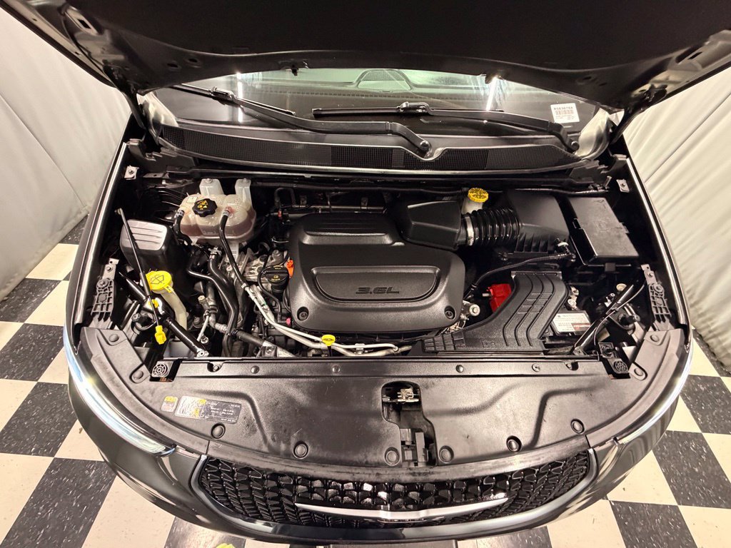 Used 2023 Chrysler Pacifica Touring-L FWD image 24