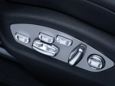 Certified 2025 Porsche Macan image 17