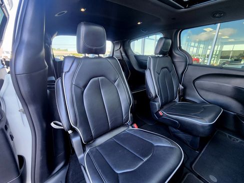 Used 2025 Chrysler Pacifica Limited FWD image 6