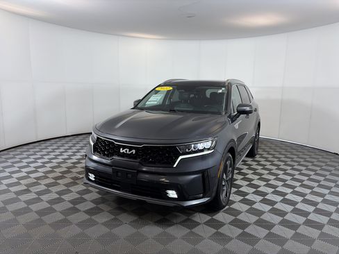 Certified 2022 Kia Sorento EX w/ Panoramic Sunroof Package image 3