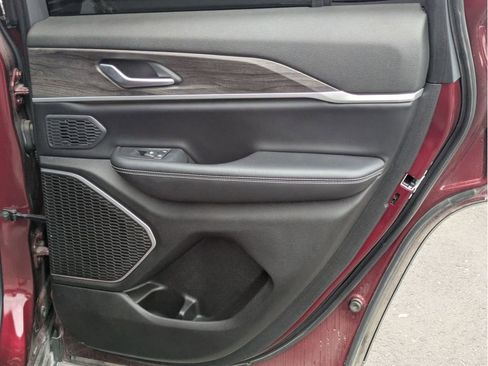 Used 2024 Jeep Grand Cherokee Limited w/ Black Appearance Package image 25