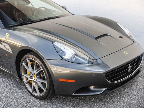 Used 2010 Ferrari California RWD image 5