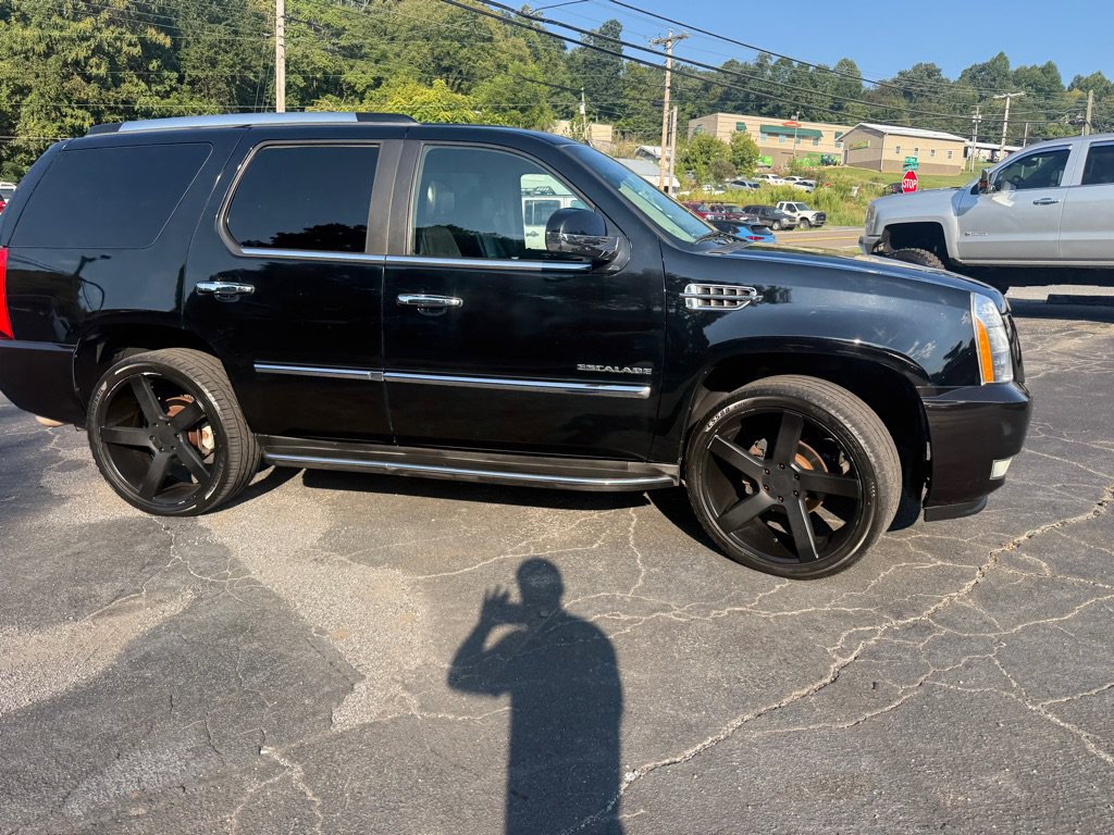 Used 2011 Cadillac Escalade AWD image 16